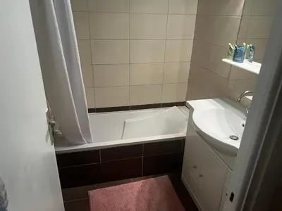Salle de bains dans l'établissement Quiet Seaside Apartment, 1 Min to Beach, Parking, Promenade de la Plage