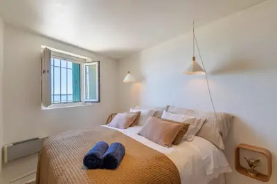 Plan de l'établissement 32m2 petite maison au bord de l'eau avec terrasse