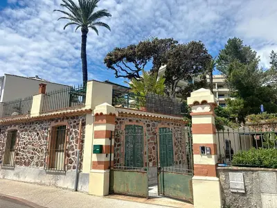 Plan de l'établissement 32m2 petite maison au bord de l'eau avec terrasse