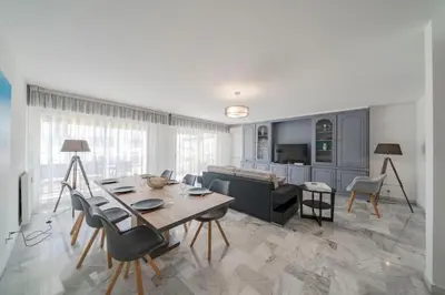 Télévision ou salle de divertissement dans l'établissement Wdf 2 bedrooms heart of Cannes!!