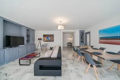 Télévision ou salle de divertissement dans l'établissement Wdf 2 bedrooms heart of Cannes!!