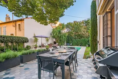 Jardin de l'établissement Contemporary house in the center of Cannes with a pool and relaxation area