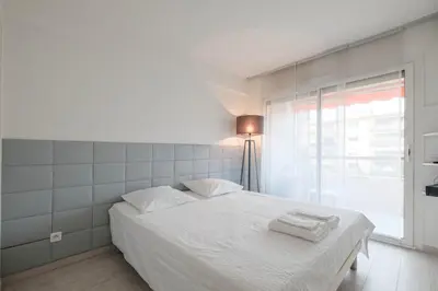 Un ou plusieurs lits dans un hébergement de l'établissement Wonderful 1 bedroom 3 min walk to the Croisette!