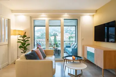Télévision ou salle de divertissement dans l'établissement Beautiful two bedroom duplex apartment