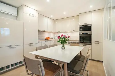 Cuisine ou kitchenette dans l'établissement Beautiful two bedroom duplex apartment