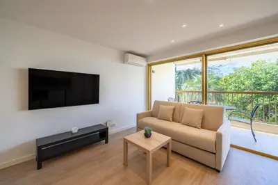 Télévision ou salle de divertissement dans l'établissement Beautiful studio with balcony in Cannes