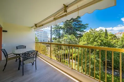 Balcon ou terrasse dans l'établissement Beautiful studio with balcony in Cannes