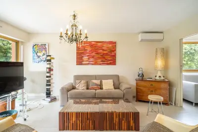 Télévision ou salle de divertissement dans l'établissement Pleasant 2 bedroom with large terrace