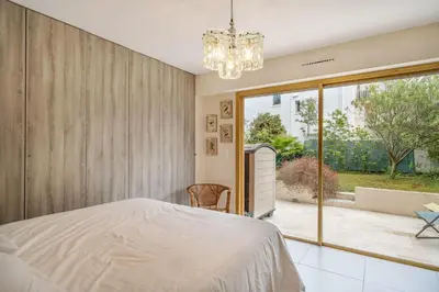 Un ou plusieurs lits dans un hébergement de l'établissement Pleasant 2 bedroom with large terrace