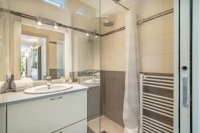 Salle de bains dans l'établissement Pleasant 2 bedroom with large terrace
