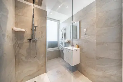 Salle de bains dans l'établissement Superb two-bedroom near the Croisette