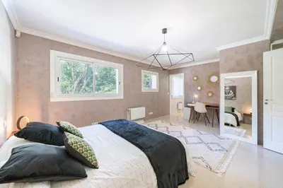 Un ou plusieurs lits dans un hébergement de l'établissement Brand new 3 bedrooms heart of Cannes