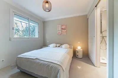 Un ou plusieurs lits dans un hébergement de l'établissement Brand new 3 bedrooms heart of Cannes