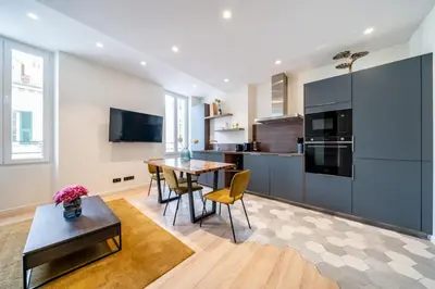 Cuisine ou kitchenette dans l'établissement Pleasant 2 bedroom in the heart of Cannes