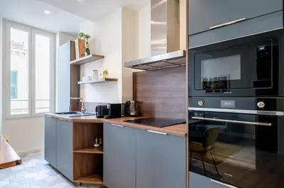 Cuisine ou kitchenette dans l'établissement Pleasant 2 bedroom in the heart of Cannes