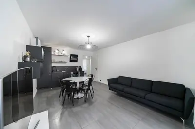 Cuisine ou kitchenette dans l'établissement COZYSTAY - Brand new 3 bedrooms 2min walk to carlton hotel
