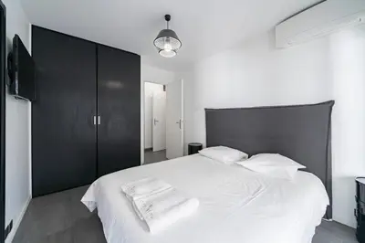 Un ou plusieurs lits dans un hébergement de l'établissement COZYSTAY - Brand new 3 bedrooms 2min walk to carlton hotel