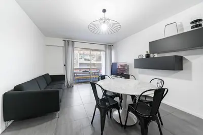 Coin salon dans l'établissement COZYSTAY - Brand new 3 bedrooms 2min walk to carlton hotel