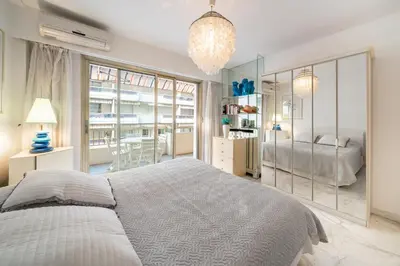 Un ou plusieurs lits dans un hébergement de l'établissement Apartment for 4 people in the heart of Cannes