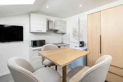 Cuisine ou kitchenette dans l'établissement Renovated and Bright Studio 3P - Cannes