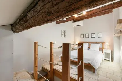 Un ou plusieurs lits dans un hébergement de l'établissement Duplex au cœur du vieil Antibes, Le Jamesy