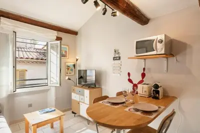 Cuisine ou kitchenette dans l'établissement Duplex au cœur du vieil Antibes, Le Jamesy