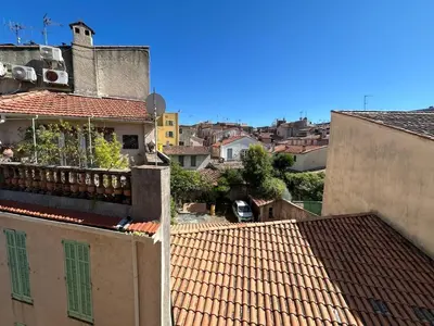 Vue générale sur Antibes ou vue de la ville depuis l'appartement
