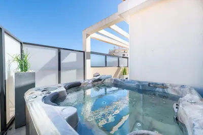 Piscine de l'établissement 3-Br Rooftop with Jacuzzi & Parking Cannes ou située à proximité