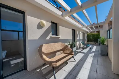 Balcon ou terrasse dans l'établissement 3-Br Rooftop with Jacuzzi & Parking Cannes
