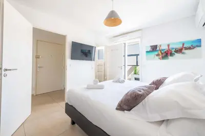 Un ou plusieurs lits dans un hébergement de l'établissement 3-Br Rooftop with Jacuzzi & Parking Cannes