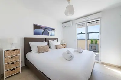 Un ou plusieurs lits dans un hébergement de l'établissement 3-Br Rooftop with Jacuzzi & Parking Cannes