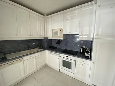 Cuisine ou kitchenette dans l'établissement Cannes Proche Croisette - Appartement 3 pièces