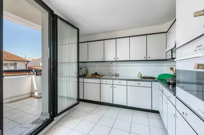 Cuisine ou kitchenette dans l'établissement Appartement Cannes Hyper Centre