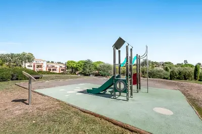Aire de jeux pour enfants de l'établissement Cosy Apartement Gaia Villeneuve-Loubet - Happy Rentals