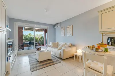 Coin salon dans l'établissement Cosy Apartement Gaia Villeneuve-Loubet - Happy Rentals