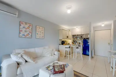 Cuisine ou kitchenette dans l'établissement Cosy Apartement Gaia Villeneuve-Loubet - Happy Rentals