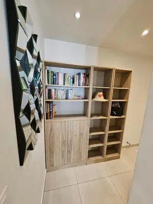 Bibliothèque dans l'appartement