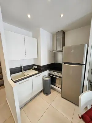 Cuisine ou kitchenette dans l'établissement Appartement 2 pièces, emplacement de rêve Martinez