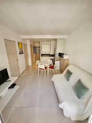 Télévision ou salle de divertissement dans l'établissement Appartement 2 pièces, emplacement de rêve Martinez