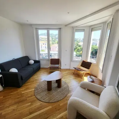 Coin salon dans l'établissement Appartement 3 pièces en plein coeur de Cannes