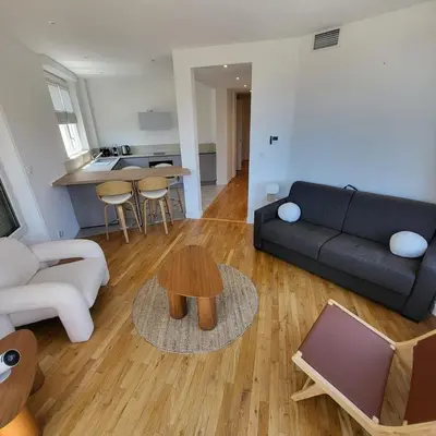 Coin salon dans l'établissement Appartement 3 pièces en plein coeur de Cannes