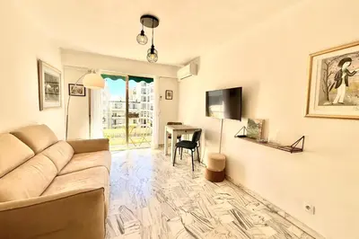 Télévision ou salle de divertissement dans l'établissement Antibes Centre Ville - Studio 2 personnes