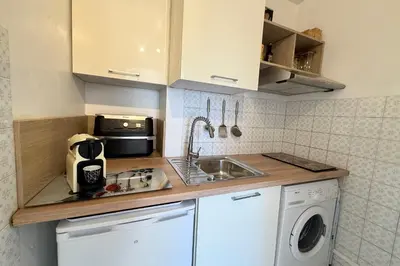 Cuisine ou kitchenette dans l'établissement Antibes Centre Ville - Studio 2 personnes