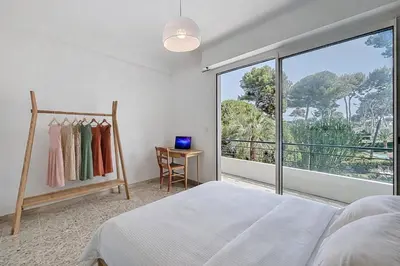 Un ou plusieurs lits dans un hébergement de l'établissement Palmiers et pins face à la mer dans une Villa classée du Cap d Antibes