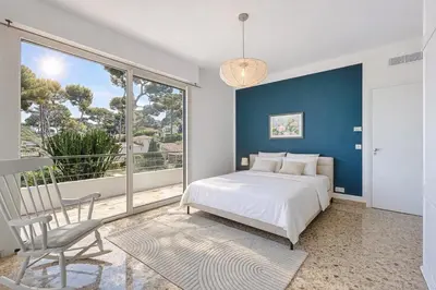 Un ou plusieurs lits dans un hébergement de l'établissement Palmiers et pins face à la mer dans une Villa classée du Cap d Antibes