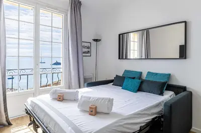 Un ou plusieurs lits dans un hébergement de l'établissement Magnificient 2 bedroom Flat sea view - Residence - Antibes Centre