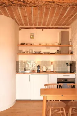 Cuisine ou kitchenette dans l'établissement Charming 1BR apartment with balcony & AC, heart of Antibes