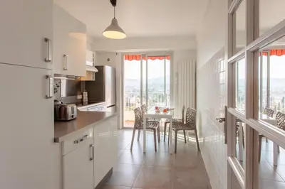 Cuisine ou kitchenette dans l'établissement Superb top floor, sea and mountain view