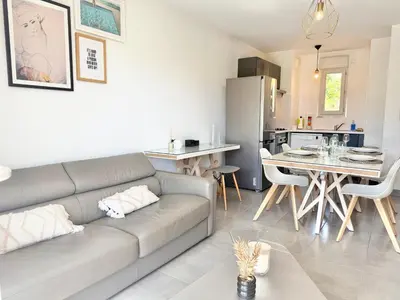Coin salon dans l'établissement T2 - piscine - garage privé - 5 min de Cannes