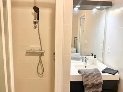 Salle de bains dans l'établissement T2 - piscine - garage privé - 5 min de Cannes
